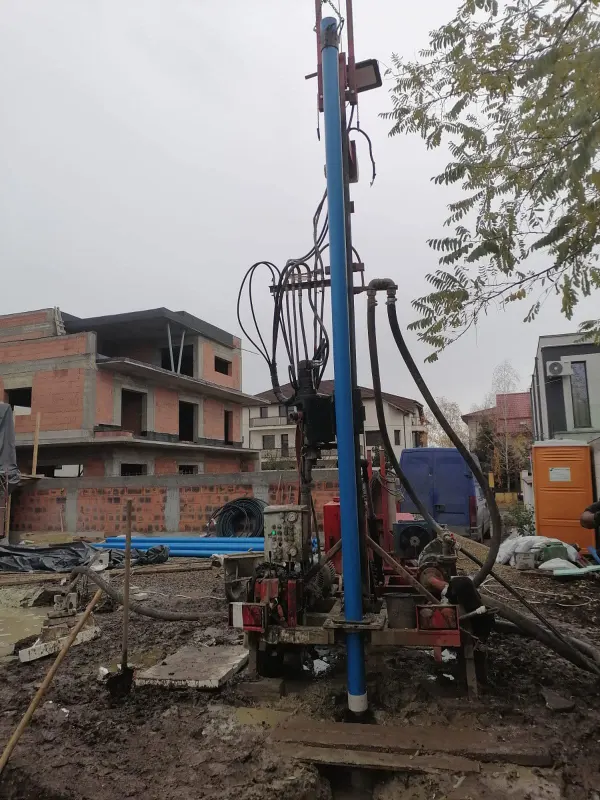 Foraj în curtea unei case în construcție